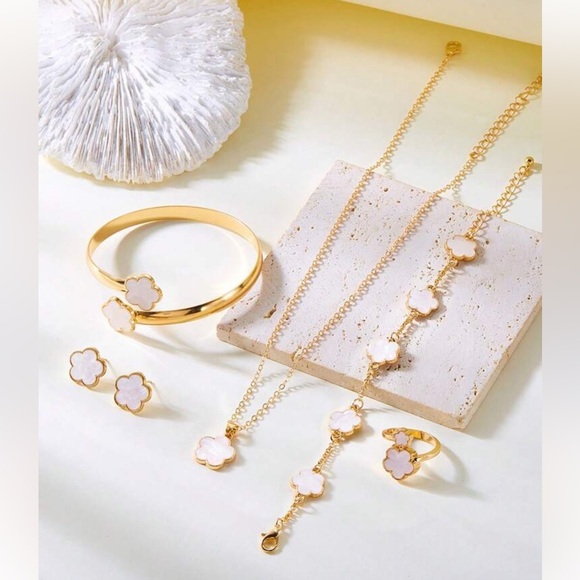 Jewelry - Elegant Gold and White Flower Jewelry Set